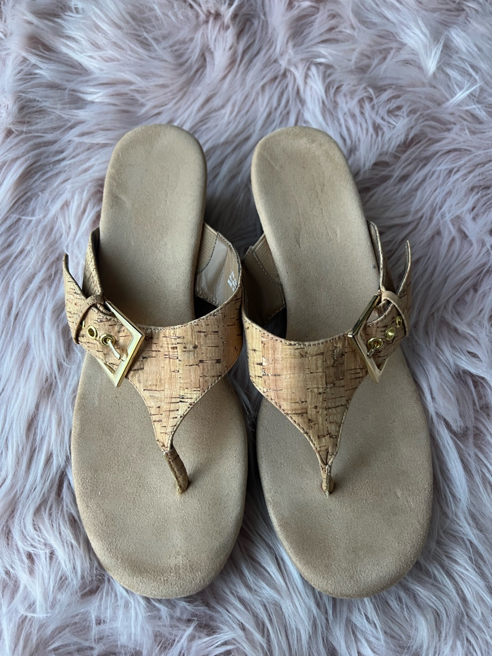 AEROSOLES Cork-Textured Tan Thong Sandals with Gold Buckle 10